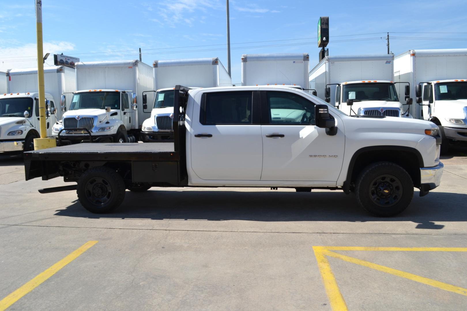 2020 WHITE /BLACK CHEVROLET 2500HD with an V8 6.6L GASOLINE engine, 6SPD AUTOMATIC transmission, located at 9172 North Fwy, Houston, TX, 77037, (713) 910-6868, 29.887470, -95.411903 - Photo#3